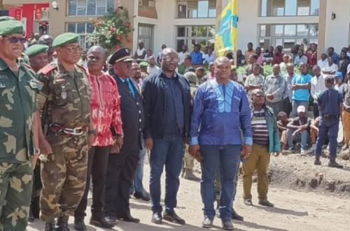 <p>Le gouverneur militaire à son arrivée à Kasindi, avec à ses côtés ses collaborateurs et quelques opérateurs économiques. ©Droits tiers.</p>
