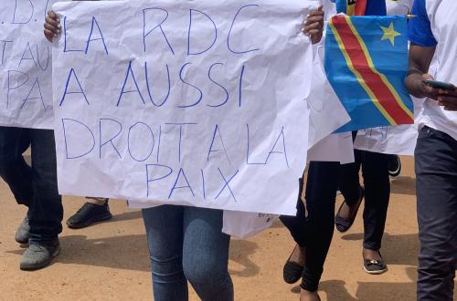 <p>Des jeunes congolais dans les rues d’Entebbe. Ils se sont alliés à la Lucha pour organiser conjointement une marche ce mercredi.</p>
