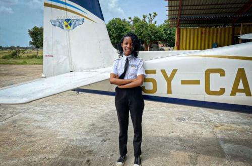 <p>Bénéficiaire d’une bourse d’études de la fondation Julien Paluku, Angel Ndeze âgée de 22 ans qualifiée pilote privée au Kenya</p>
