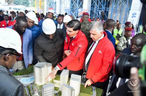 <p>Félix Tshisekedi a visité le chantier où seront abrités le centre des finances et le Centre de Congrès à Gombe</p>
