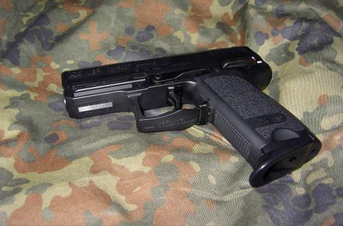 <p>Un mineur « qui était en possession de l’arme personnelle du défunt commandant adjoint de la police en état d’arrestation »</p>
