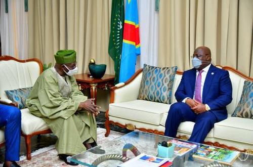 <p>Le président honoraire nigérian Olisegun Obasanjo reçu par Félix Tshisekedi</p>
