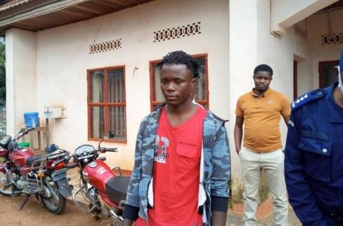 <p>Un milicien Maï-Maï se rend après avoir suivi l’appel du ministre de l’ESU à Butembo</p>
