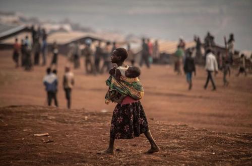 <p>Image d’illustration: ©Moses Sawasawa. Une fillette transportant son petit frère au dos dans un des sites des déplacés au Nord-Kivu.</p>
