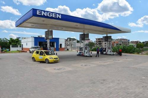 <p>Pénurie de carburant à Kinshasa : Le gouvernement limite le nombre de litres à acheter par véhicule</p>
