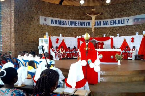 <p>L’évêque du diocèse de Wamba désavoué par ses Chrétiens catholiques</p>
