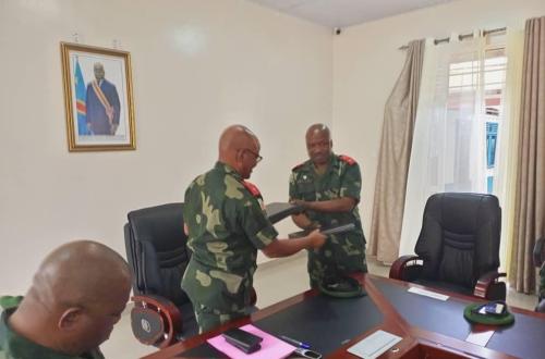 <p>Le lieutenant général Philémon Yav ( droite) le jour de sa prise de fonction à la tête des opérations militaires au Nord-Kivu.</p>
