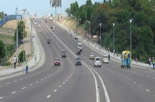 <p>Le gouvernement compte construire des passerelles pour la sécurité des piétons qui doivent traverser la route menant à l’aéroport de N’djili</p>
