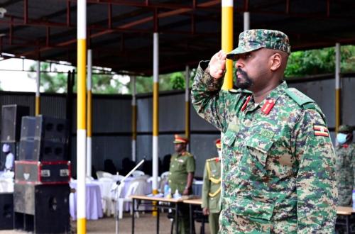 <p>Le fils de Museveni démis de ses fonctions de commandant des forces terrestres mais promu au rang de général 4 étoiles</p>
