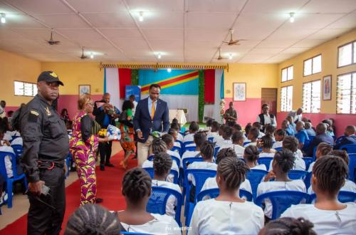Kongo-Central : Des Kits d'hygiène en période menstrues remis aux élèves de Mwenze à Velela par le Ministre national de l'EPST Tony Mwaba