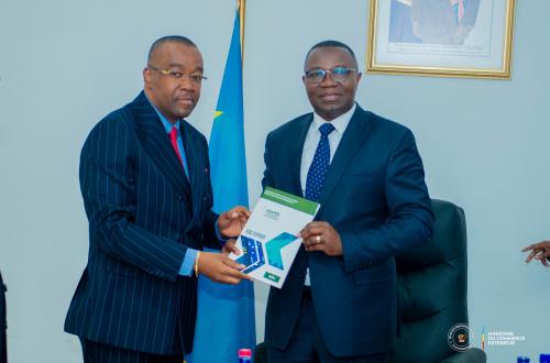 Remise officielle du document « RDC-EXPORT » à Julien Paluku