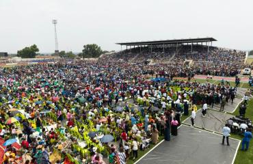 Lubumbashi en effervescence : le Prophète Jules Mulindwa mobilise des foules records au stade Kibassa Maliba !