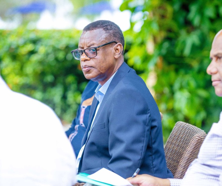 James Kabarebe (Kabarebe) est un ancien général des FDR et l'actuel ministre d'État chargé de l'intégration régionale au sein du ministère rwandais des affaires étrangères