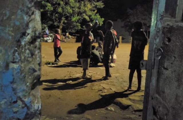 Beni : au rond-point Nyamwisi, la nuit des « Shegue » entre survie, violence et rêves brisés