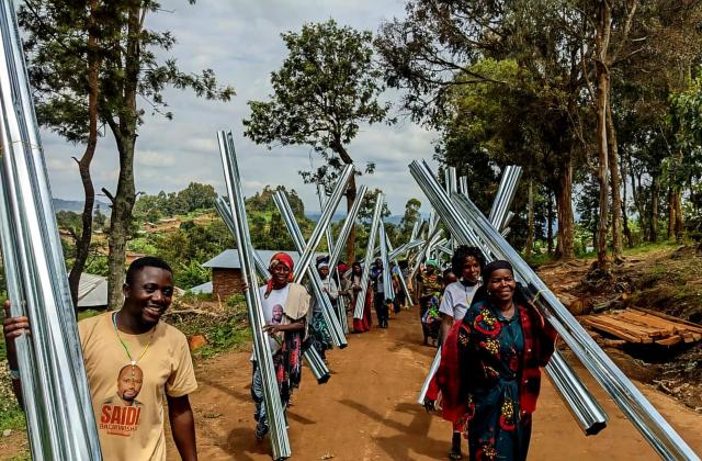 Kisunga : Saidi Balikwisha offre 100 tôles pour soutenir les travaux du secteur catholique