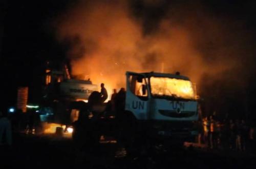 <p>Nyiragongo : Un groupe de jeunes attaque un convoi des casques bleus et met le feu à l’un des véhicules de la MONUSCO </p>
