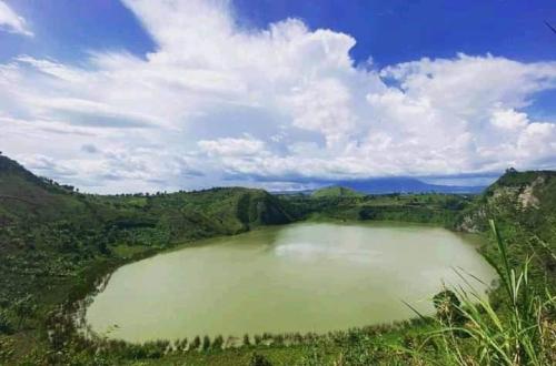 <p>Goma, lac vert. Lieu d’où découle le nom des zones environnantes. © Droits tiers. </p>
