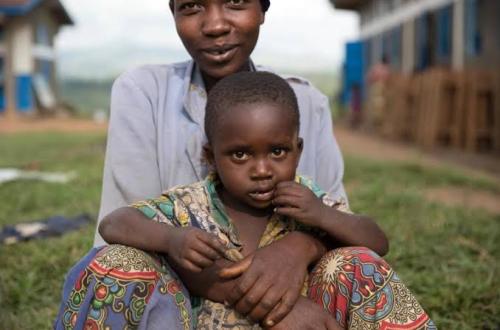 <p>Illustration. Un enfant déplacé avec sa mère en Ituri. Ph. UNICEF</p>
