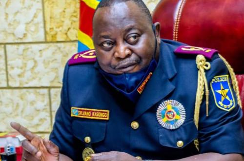 <p>Après avoir tiré sur un Kuluna en état de légitime défense, le policier Saddam a été reçu par le général Sylvano Kasongo</p>
