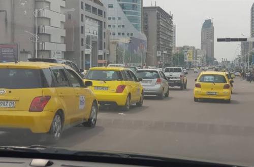 <p>Image d’illustration. Des taxis peints en jaune dans les rues de Kinshasa. ©Droits tiers.</p>
