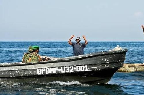 <p>Image d’illustration. La marine ougandaise arrêtant des pêcheurs clandestins sur le lac Albert. Droits tiers. </p>
