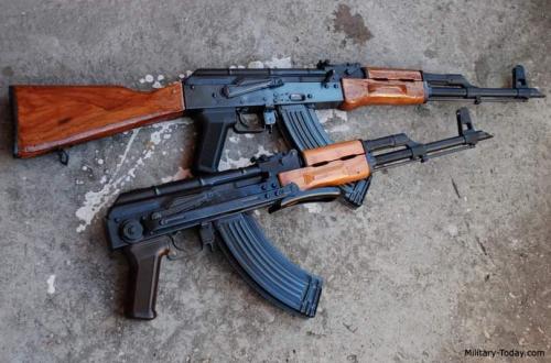 <p>Trois armes du type AK47 des combattants ADF récupérées par l’armée régulière lors d’une patrouille en chefferie de Watalinga</p>
