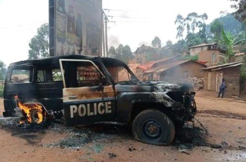 <p>L’un des véhicules de la police incendié. ©Manzekele, Butembo le 12 août 2022.</p>
