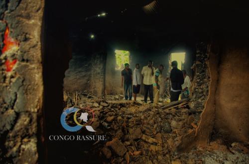 <p>Une maison incendiée par les ADF en territoire de Beni. © Christina Mk/CongoRassure</p>

