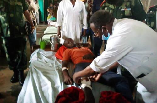 <p>Un jeune garçon blessé lors des manifestations anti-MONUSCO à Butembo reçoit le soutien d’une ONG</p>

