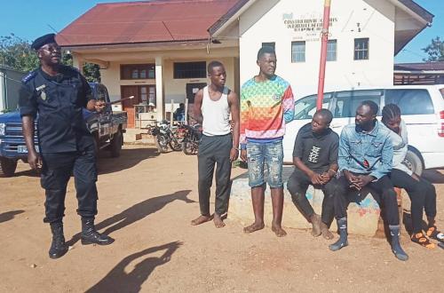 <p>Quatre présumés voleurs dans une résidence d’un agent de la MONUSCO présentés à aux policiers de la garnison de Beni</p>
