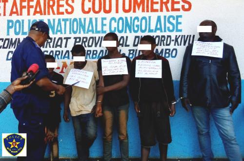 <p>5 présumés criminels dont un receleur du marché noir arrêtés par la police</p>
