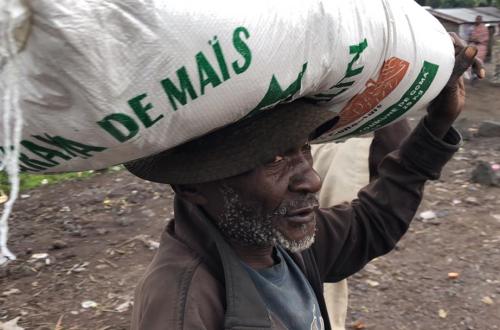 <p>Les déplacés de Rutshuru reçoivent leur toute première aide humanitaire en vivres de la part du gouvernement</p>
