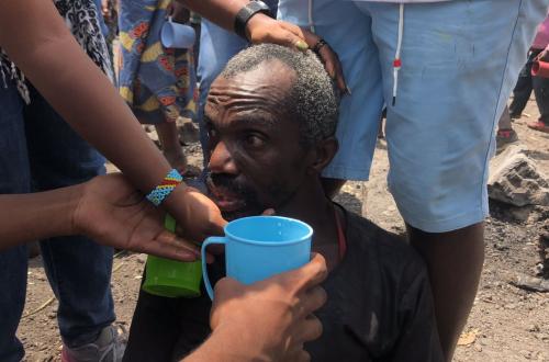 <p>Un homme frôle la mort dans le site de déplacés après quatre jours sans nourriture</p>

