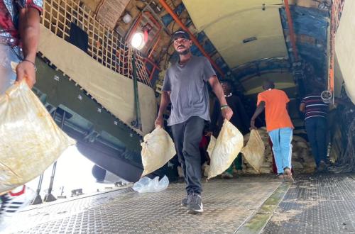 <p>Guerre contre le M23 : L’angolais Joâo Lourenço assiste les déplacés cantonnés à Kanyaruchina avec 30 tonnes de nourriture</p>
