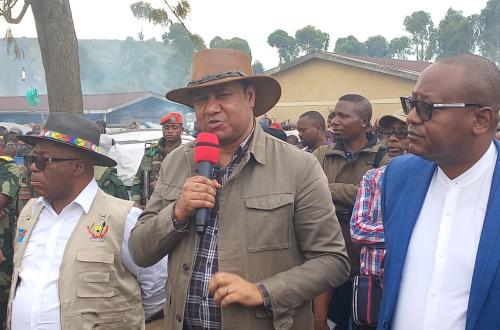 <p>Le Député National Singoma Mwanza adressant aux déplacés de guerre basés à Kanyarucinya </p>
