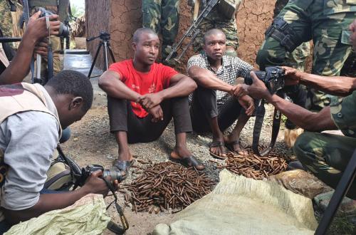 <p>Opérations conjointes FARDC-UPDF : Deux terroristes ADF et une dizaine d’ex otages civils présentés à la presse à Bulongo</p>
