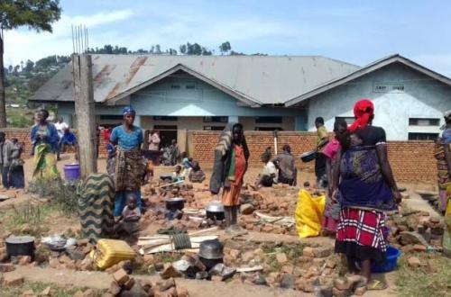 <p>Plusieurs familles de déplacés évacuées de Rwindi à Kanyabayonga</p>
