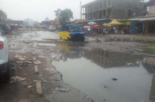 Kinshasa : Le gouverneur Gentiny Ngobila annonce la démolition de toutes les constructions anarchiques érigées sur le lit de la rivière Funa