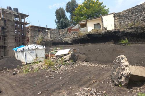 Goma : La REGIDESO découvre une maison construite sur une fuite d'eau au centre ville  empêchant la desserte en eau de certains quartier de la ville