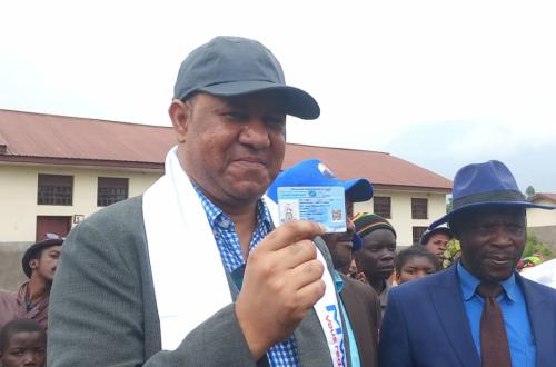 Nyiragongo : À Mudja, Singoma Mwanza apporte une assistance aux déplacés de guerre et s'enrôle