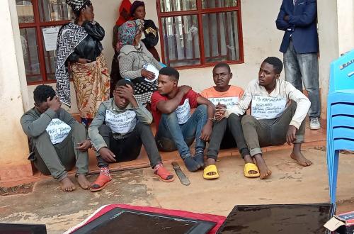 Nord-Kivu : 5 présumés bandits et 2 receleuses présentés au maire de Butembo