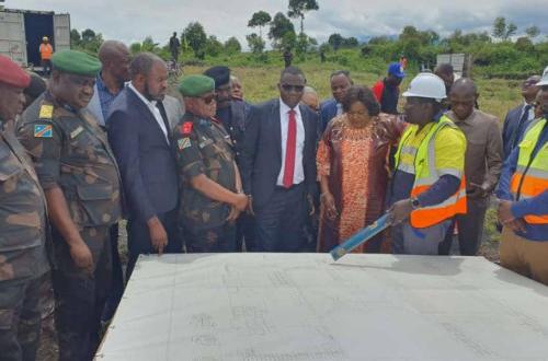 Nord-Kivu : Accompagnée de Julien Paluku, Rose Mutombo évalue les travaux de construction de la nouvelle prison centrale Munzenze à Kimoka