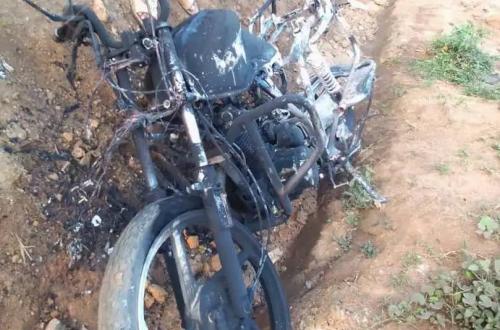 Irumu : Un motard échappe à la mort, sa moto incendiée et ses biens pillés par des hommes armés à Sesa
