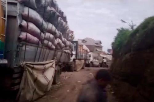 Guerre du M23 : Plusieurs véhicules en direction de Goma avec des marchandises à bord bloqués à Nturo dans le Masisi
