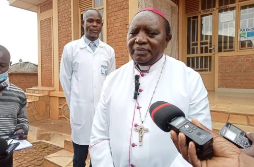 Nord-Kivu : Guerre du M23, Mgr Sikuli Paluku Melchisédech prêche le don bénévole du sang pour sauver les blessés