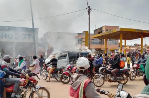 Un mini-bus de transport en commun prend feu avec des clients à bord sans faire des victimes