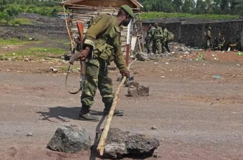 Des hommes en uniforme de l'armée accentuent la misère des civils à Aru