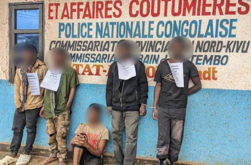 La police présente cinq présumés criminels à la presse avec trois armes AK47