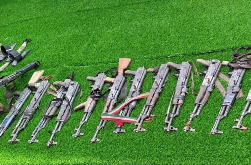 Des armes et munitions saisies par l'armée à Tchomia