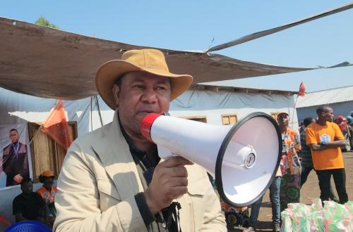 Le député Singoma Mwanza apporte une assistance et un message d'espoir aux déplacés du site de kahembe